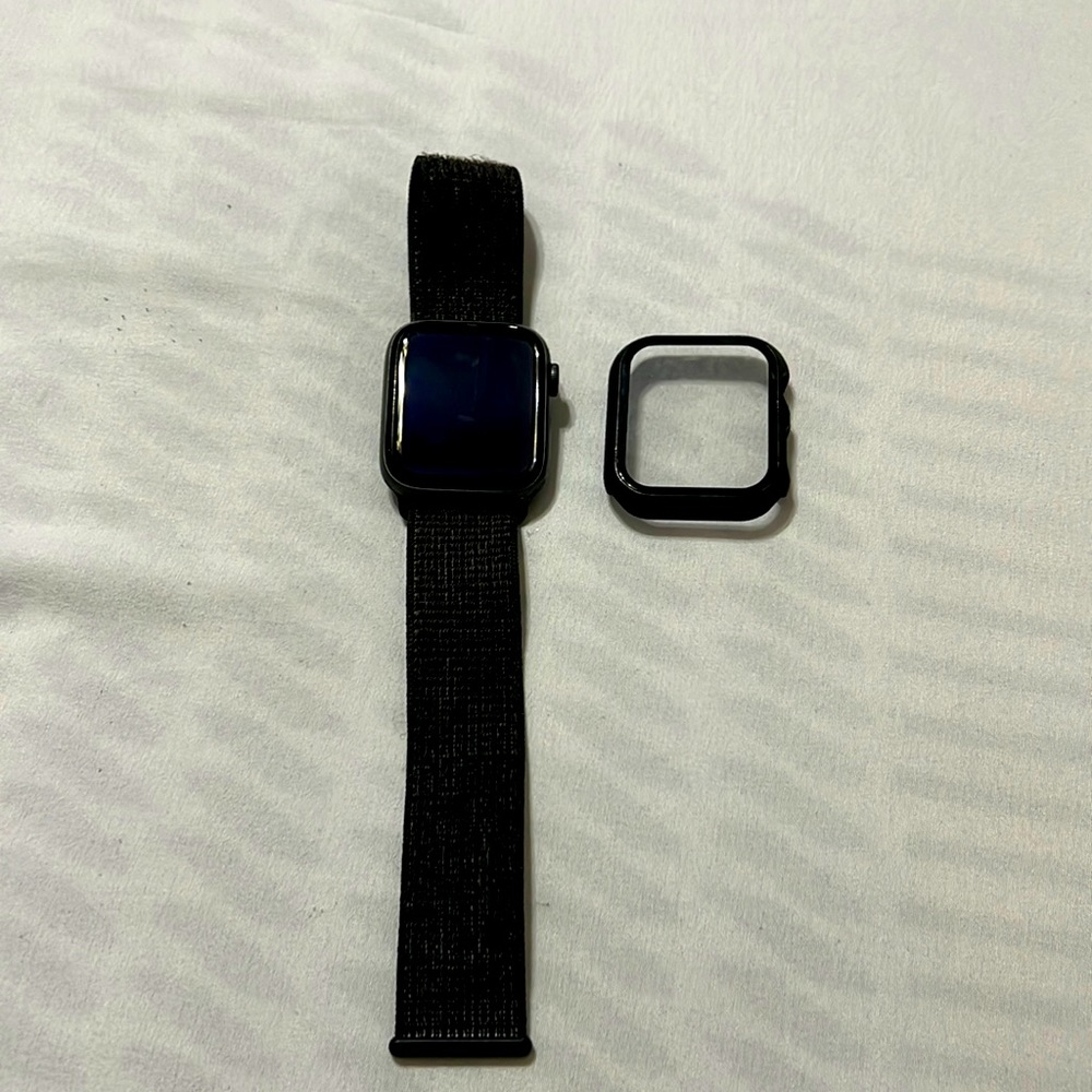 Apple Watch Series 7 Nike 45 mm - GPS and Wi-Fi + Cellular